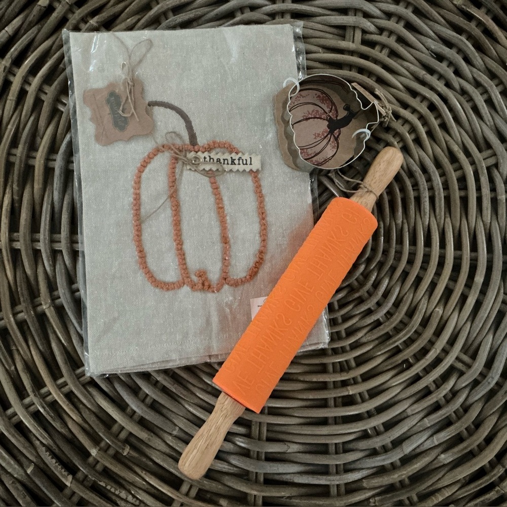 NWT Mudpie Set of Thanksgiving Tea Towel and Silicone Rolling Pin Set
